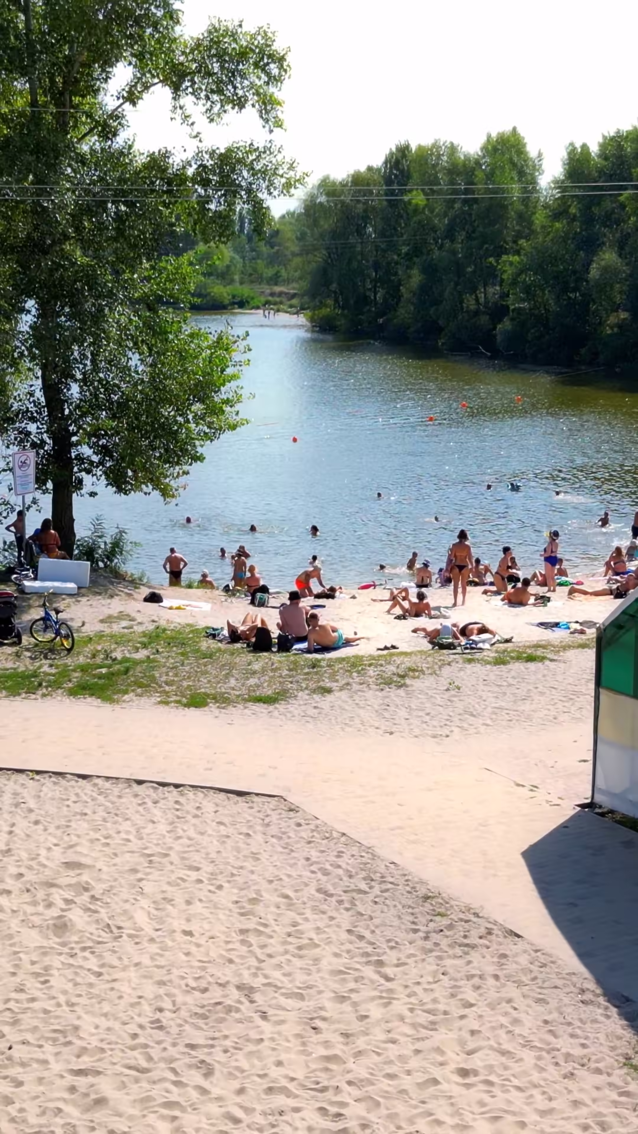 Професійна аерофотозйомка в Києві: ширококутний знімок з дрона багатолюдного літнього пляжу на озері Небреж — Добре Кіно